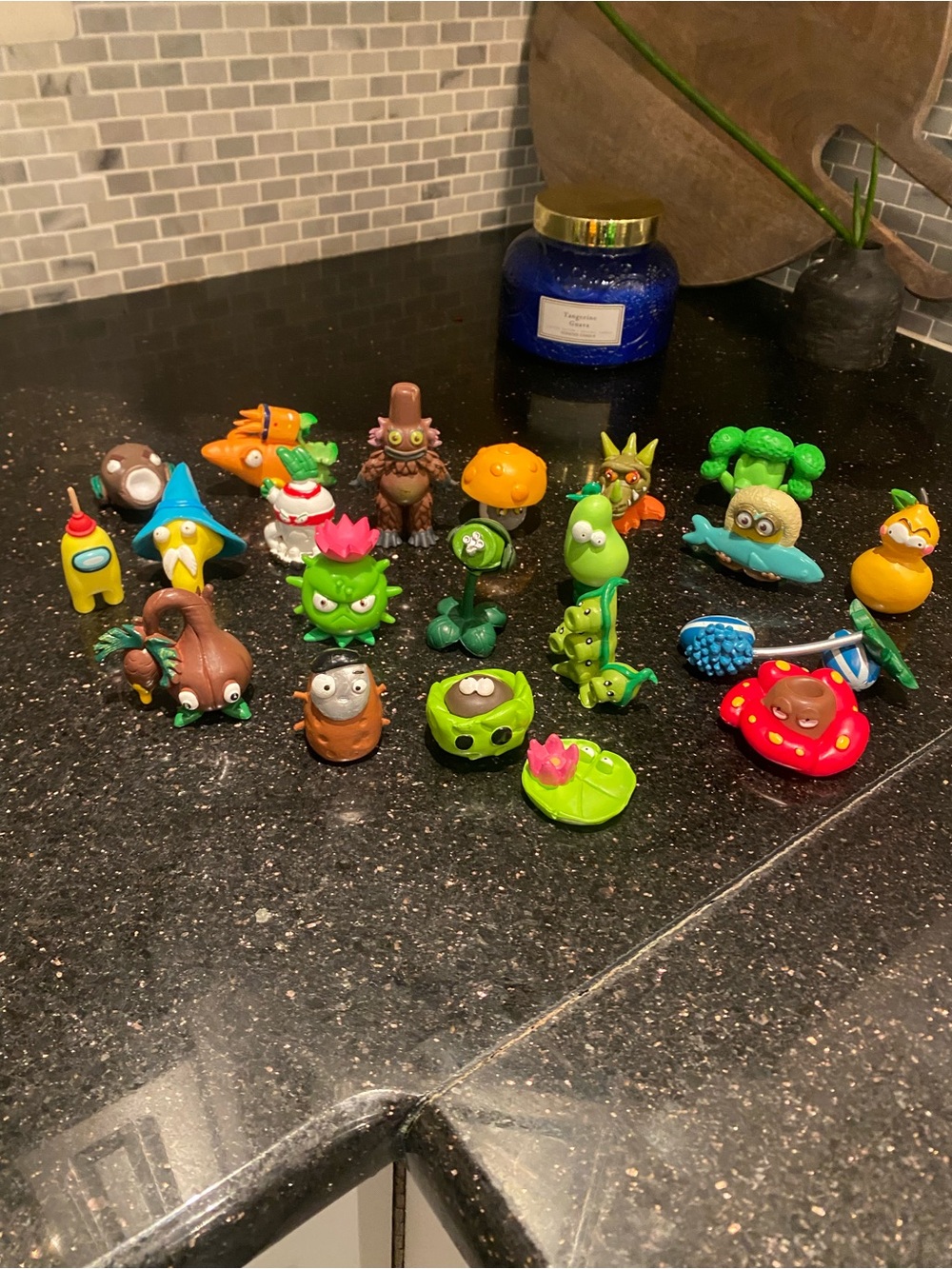 Lot of 21 Plants vs. Zombies Action Figures